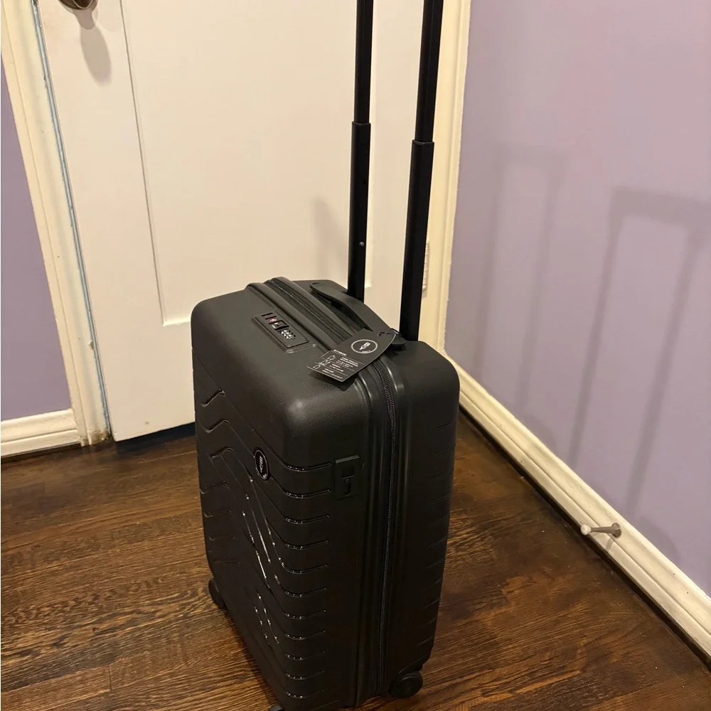 Bric's Black Hard-Shell Carry-On with Wave Detail - Picture 3 of 9